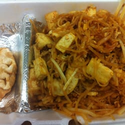 Lunch special: fried pot stickers and chicken n tofu pad thai