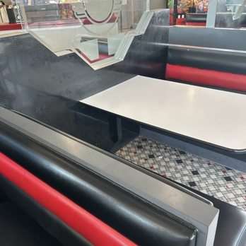 Steak ’n Shake - a table and booths - Burgers Near Me - Tampa, Florida Steak ’n Shake - a table and booths - Burgers Near Me - Tampa, Florida