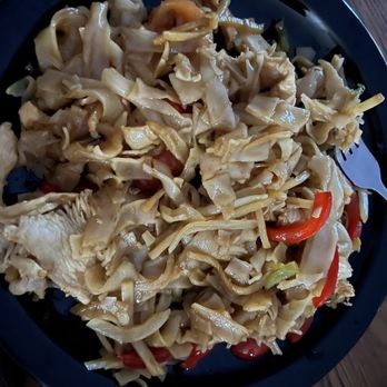 Chef Million Thai Bistro - Bland drunken noodles! You can taste the blandness in this pic - Thai Near Me - Las Vegas, Nevada Chef Million Thai Bistro - Bland drunken noodles! You can taste the blandness in this pic - Thai Near Me - Las Vegas, Nevada