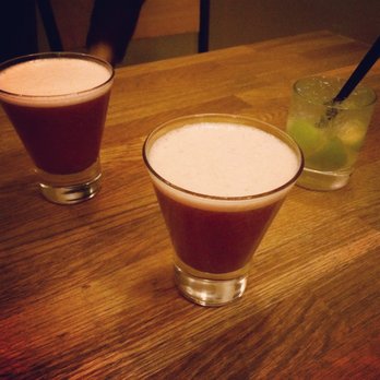 Macondo - Fruta Sour (pisco, jus de framboise, blanc d'œuf) et Caïpi - Bars Near Me - Lille, 59 Macondo - Fruta Sour (pisco, jus de framboise, blanc d'œuf) et Caïpi - Bars Near Me - Lille, 59