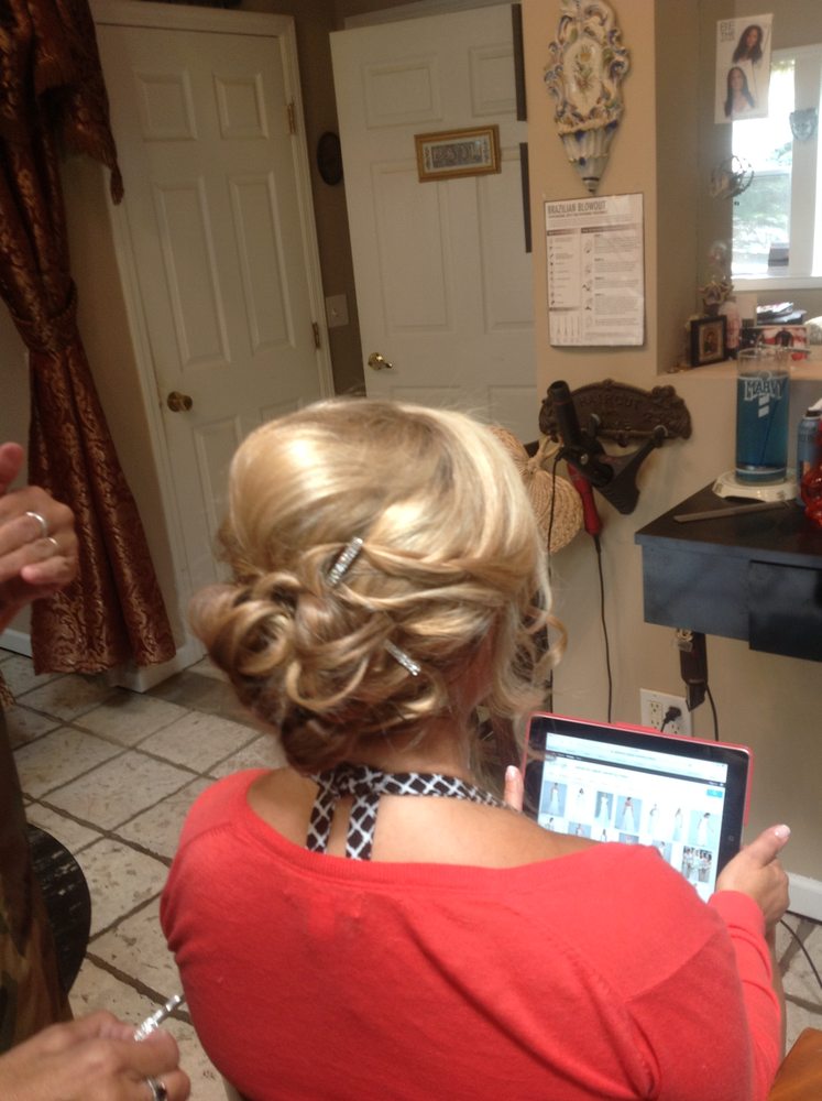 Anna's Salon Logo