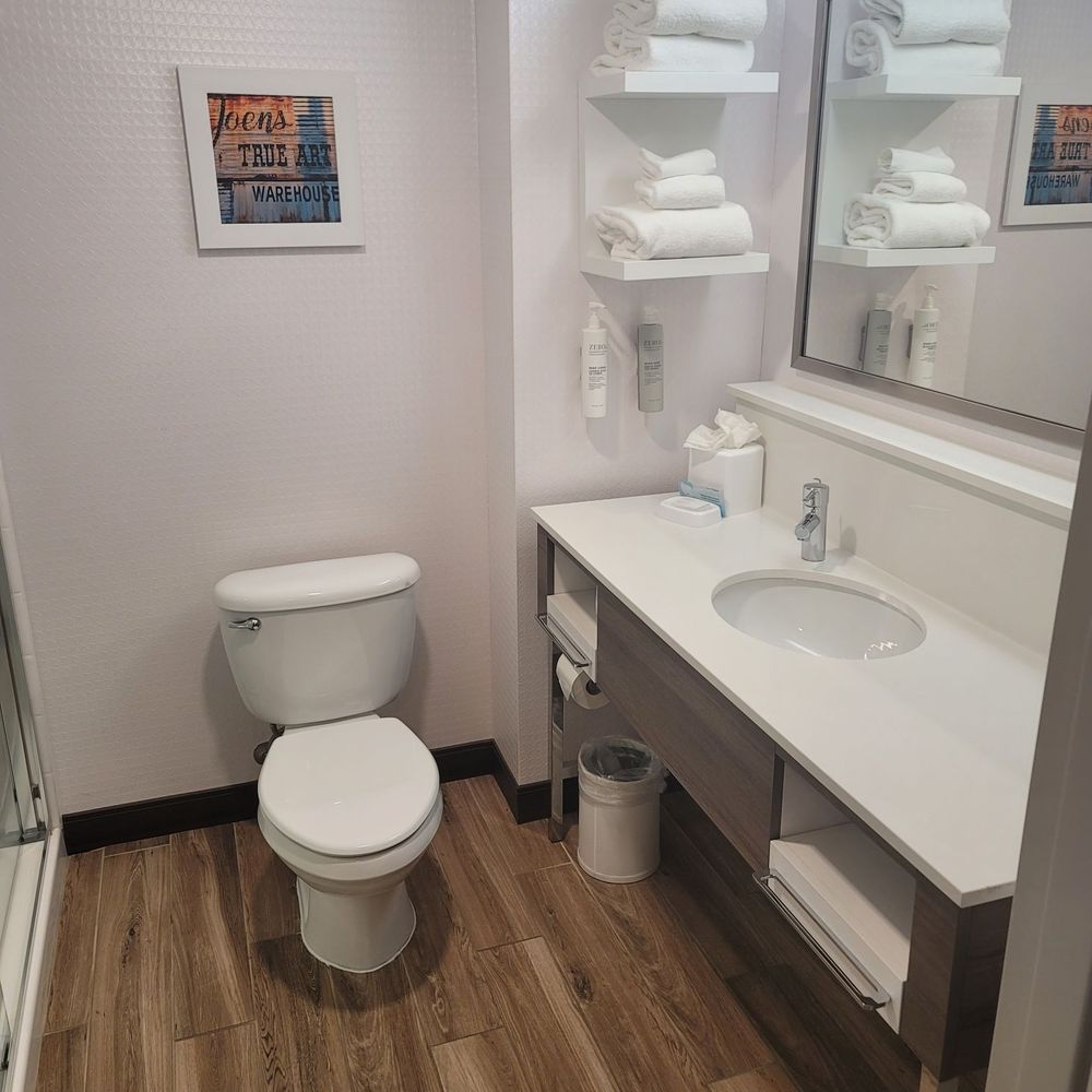 Hampton Inn Council Bluffs - Bathroom is clean - Hotels Near Me - Council Bluffs, Iowa