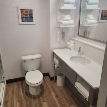 Hampton Inn Council Bluffs - Bathroom is clean - Hotels Near Me - Council Bluffs, Iowa Hampton Inn Council Bluffs - Bathroom is clean - Hotels Near Me - Council Bluffs, Iowa