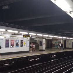 Monument Underground Station - Platform