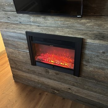 Bent Mountain Lodge - Electric fireplace - Bed & Breakfast Near Me - Copper Hill, Virginia