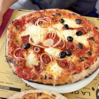 La Grotta di Leo - Pepperoni, onion and olive pizza - Pizza Near Me - Florence, FI La Grotta di Leo - Pepperoni, onion and olive pizza - Pizza Near Me - Florence, FI