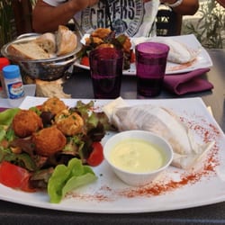 Le Bouche À Oreille - Papillote de saumon et sa sauce d'ail, croustillant d'aligot sur salade verte