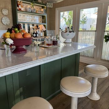 Le Petit Pali - Bar - Hotels Near Me - Laguna Beach, California Le Petit Pali - Bar - Hotels Near Me - Laguna Beach, California