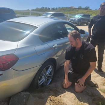 Fazeli Cellars Winery - Fazeli employees trying to help getting my car out of this poor area. They agreed there was a lot of sand and those bug rocks didn't help - Wineries Near Me - Temecula, California