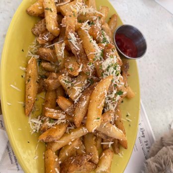 The Beach Bar - Garlic Fries - Bars Near Me - Honolulu, Hawaii