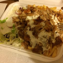 Dem Imbiss - Lecker und reichlich, Döner Teller mit Pommes und scharf :)