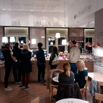 Rapa Nui - La caja y mostrador, los helados están en otro lugar pero primero se paga ahí - Chocolatiers & Shops Near Me - Buenos Aires, C