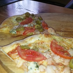Pizzeria Grotta Monika Hirniak - Z krewetkami, oliwkami i rokpolem - pycha!
