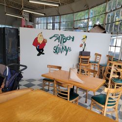 Fat Boy & Skinny's - Decor