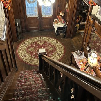 Spencer House Bed & Breakfast - Foyer - Bed & Breakfast Near Me - Erie, Pennsylvania Spencer House Bed & Breakfast - Foyer - Bed & Breakfast Near Me - Erie, Pennsylvania