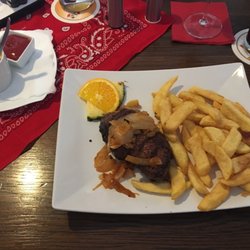 Jettenbach's BBQ - 300g Hüftsteak, Zwiebeln, Pommes und Chili-Cheese-Dip