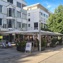 Casal Eiscafé - Im Sommer kann man sowohl neben dem Café als auch in der Fußgängerzone schön draußen sitzen und das multikulturelle Leben beobachten