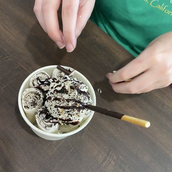 Rollin Creamery - Close up of cookies and cream - Ice Cream & Frozen Yogurt Near Me - Bakersfield, California