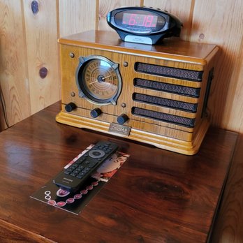 Desert Rose Resort & Cabins - Old time looking radio (didn't work) - Hotels Near Me - Bluff, Utah