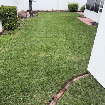 SoonGreen Landscaping Services - Brick guide for rear gate - Landscaping Near Me - Greenacres, Florida SoonGreen Landscaping Services - Brick guide for rear gate - Landscaping Near Me - Greenacres, Florida