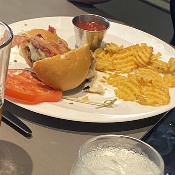 Ale & Compass Restaurant - Bacon and Vermont Cheddar Burger* - American Near Me - Lake Buena Vista, Florida Ale & Compass Restaurant - Bacon and Vermont Cheddar Burger* - American Near Me - Lake Buena Vista, Florida