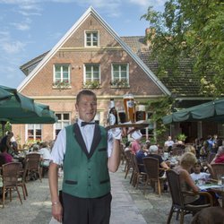 Landgasthof Haarmühle GmbH - Service im belebten Biergarten im Sommer