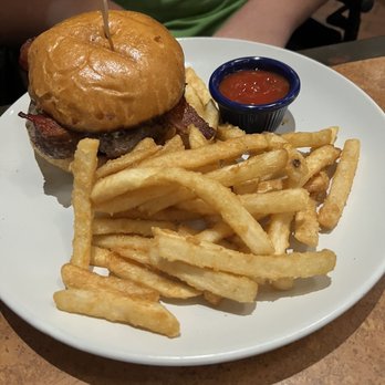 Big Phil's Bar & Grill - Bacon N Bleu Burger - New American Near Me - Pottstown, Pennsylvania