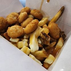 Smokes Poutinerie - Popcorn chicken poutine