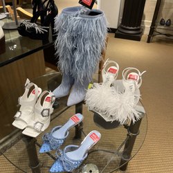 Dillard's - Yes, please. Oui, s'il vous plaît, monsieur.