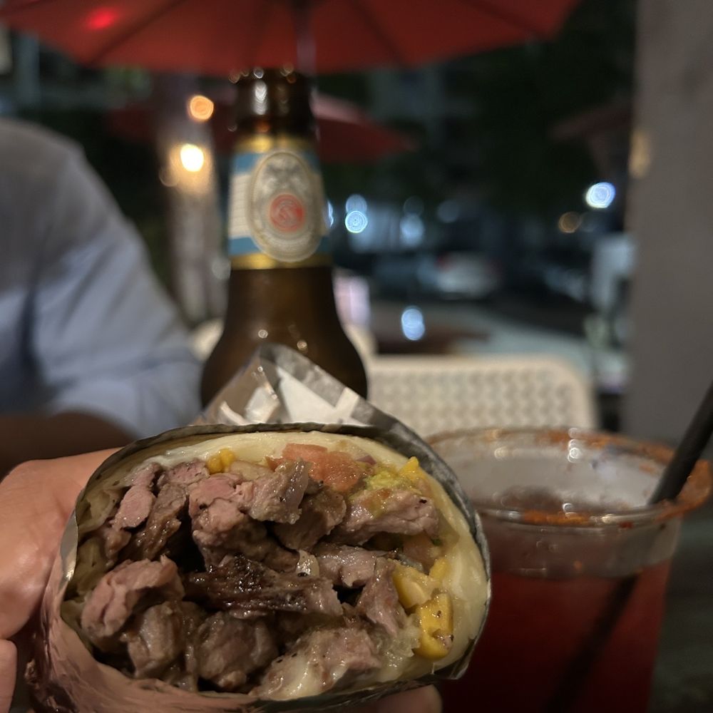 Burrito percheron and hibiscus margarita Burrito percheron and hibiscus margarita