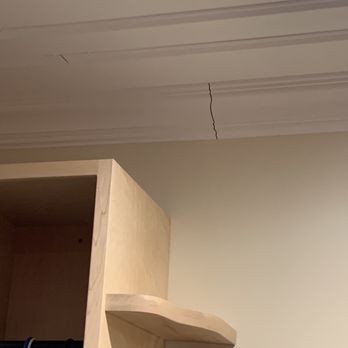 Logan Inn - Gaps in crown molding - Hotels Near Me - New Hope, Pennsylvania Logan Inn - Gaps in crown molding - Hotels Near Me - New Hope, Pennsylvania