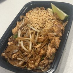 Oy's Thai Cuisine - Chicken pad Thai