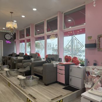 Onyxx Nail Lounge - The salon chairs are comfortable and easy to work in - Nail Salons Near Me - Redondo Beach, California