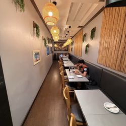 Thai on Ventura - Restaurant seating