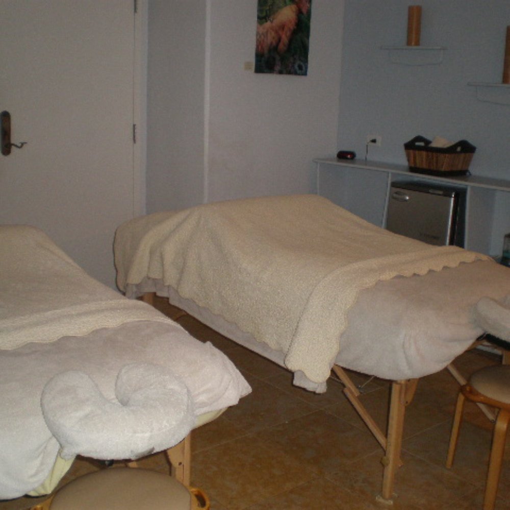 Spa Pure Waikiki - I don't understand why they have two massage tables when they only massage one person at a time for couples package. - Day Spas Near Me - Honolulu, Hawaii Spa Pure Waikiki - I don't understand why they have two massage tables when they only massage one person at a time for couples package. - Day Spas Near Me - Honolulu, Hawaii