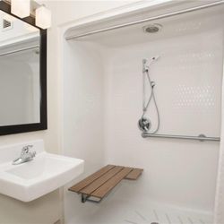 AmericInn by Wyndham Mount Pleasant - Guest room bath