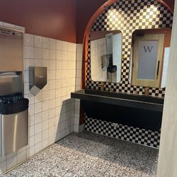 Roma Table - Clean bathrooms