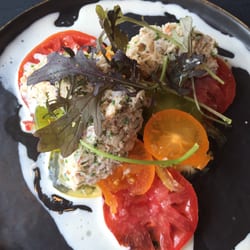 Tomates savoureuses et crabe