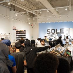 Soleinspires - Soleinspires is your go-to buy-sell-trade boutique for exclusive sneakers and streetwear, delivering a personalized shopping experience!