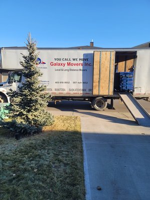 Premier Office Movers & Commercial Movers in Calgary - It can be quite challenging for any company to move its office from one city to another. As a business owner, you should hire a professional commercial moving company in Canada that is capable of handling any moving challenge cost-effectively. With our office movers spread throughout Canada, we provide best-in-class packers and movers services for the safe and hassle-free relocation of your commercial or corporate office. In addition, we can appoint on-site project supervisors to overlook the completion of all your commercial projects.

The following are some of our best office moving services :

Partial or Full Office Moving
Scientific and Laboratory Equipment Moving
Moving Machinery
Moving Documents and Records
Storage and management of assets
No matter how large or complex your office relocation project is, we can help you efficiently handle it while saving you time and energy. In case you are also worried about your complex office move, don't panic. Feel free to request a free quotation at any time.