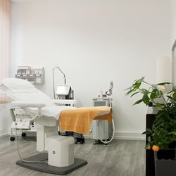 My Derma - Behandlungsraum mit dem RF Microneedling, Haarentferung Laser und PowerShape