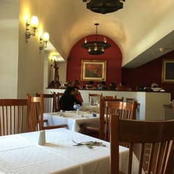Condimento - Un grupo de comensales al fondo celebrando algo.