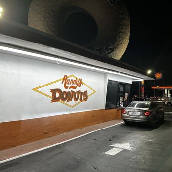 Randy's Donuts - Drive-thru area - Donuts Near Me - Inglewood, California