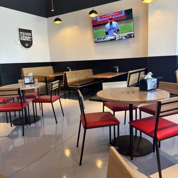 Round Table - Clean tables. - Pizza Near Me - Las Vegas, Nevada Round Table - Clean tables. - Pizza Near Me - Las Vegas, Nevada