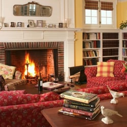 The Dewey - Birchwood Inn's comfortably elegant library