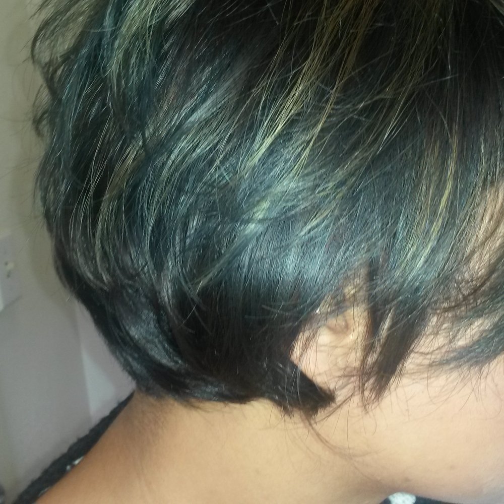 Asked for an ash blonde sombre and after 3 visits, i get GREEN HAIR! DISASTER! Asked for an ash blonde sombre and after 3 visits, i get GREEN HAIR! DISASTER!