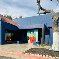 La Casa De Frida - Mural outside the establishment.