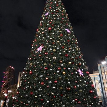 Universal Studios Florida - Christmas tree in Universal Studios - Amusement Parks Near Me - Orlando, Florida