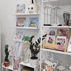 Momstera Lounge - See lots of cute things ranging from plant coasters, to Art cards, to different pots and plant-related fun things