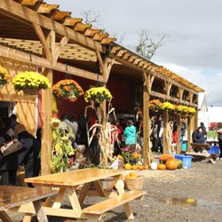 Dixie Orchards - Outside the market